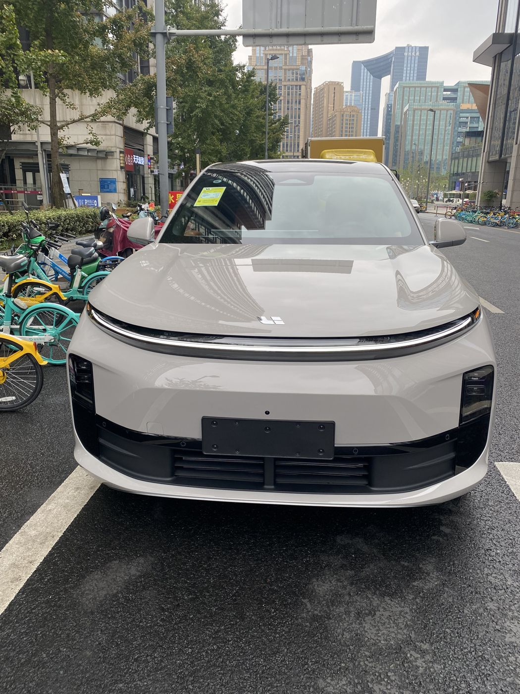 壹号相信品牌 MEGA 高压纯电 MPV